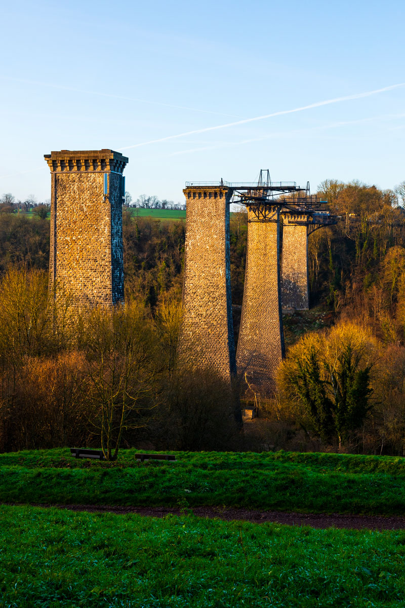shutterstock 2563734223 ©ldgfr photos viaduc de la souleuvre un pont de chemin de fer desaffecte de lancienne ligne caen vire en hiver avec un coucher de soleil