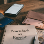 boursorama ou revolut cartes bancaires et devises sur table