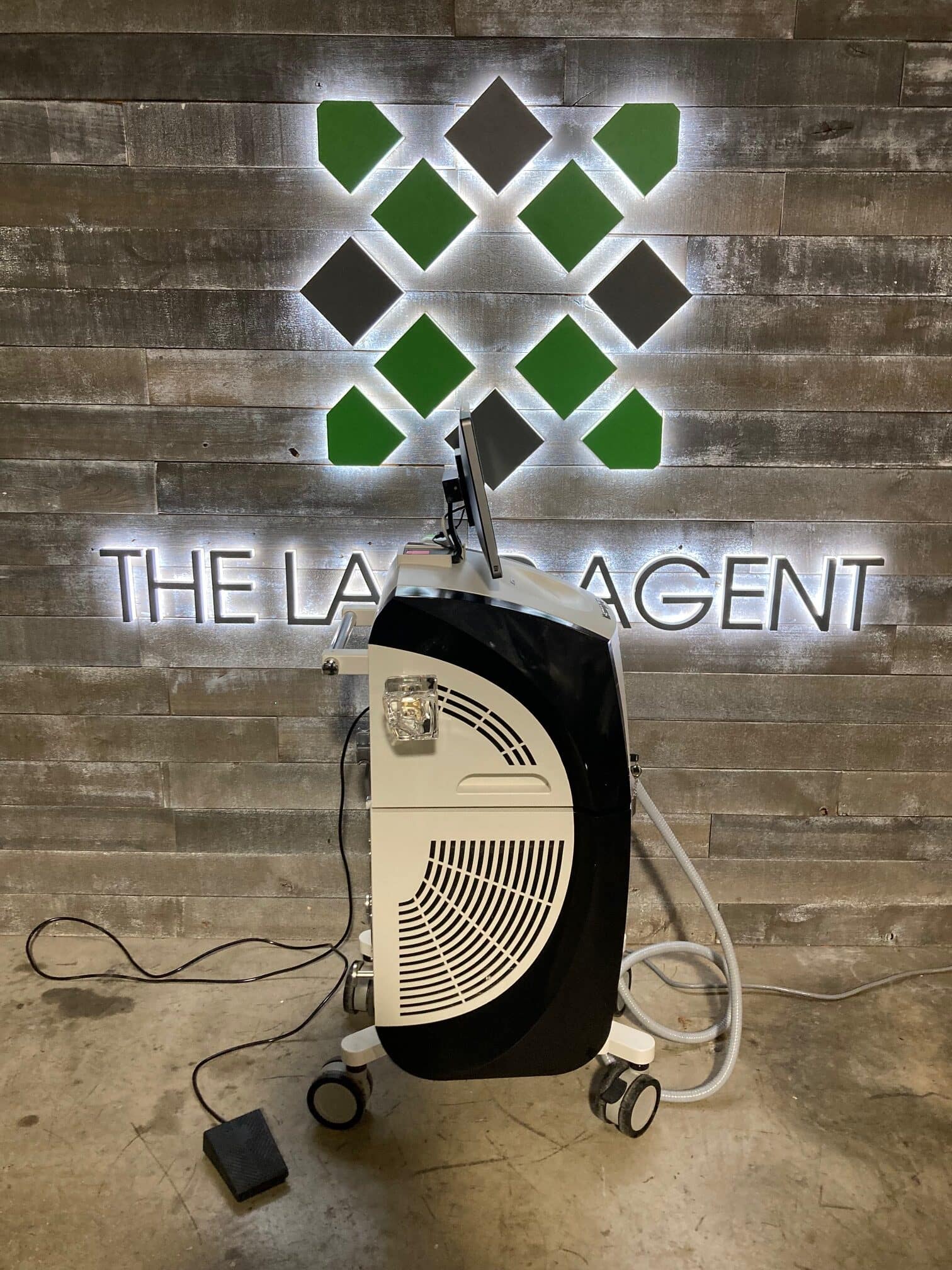 Cosmetic-Medical-Device-With-Ventilation-Grate-And-Foot-Pedal