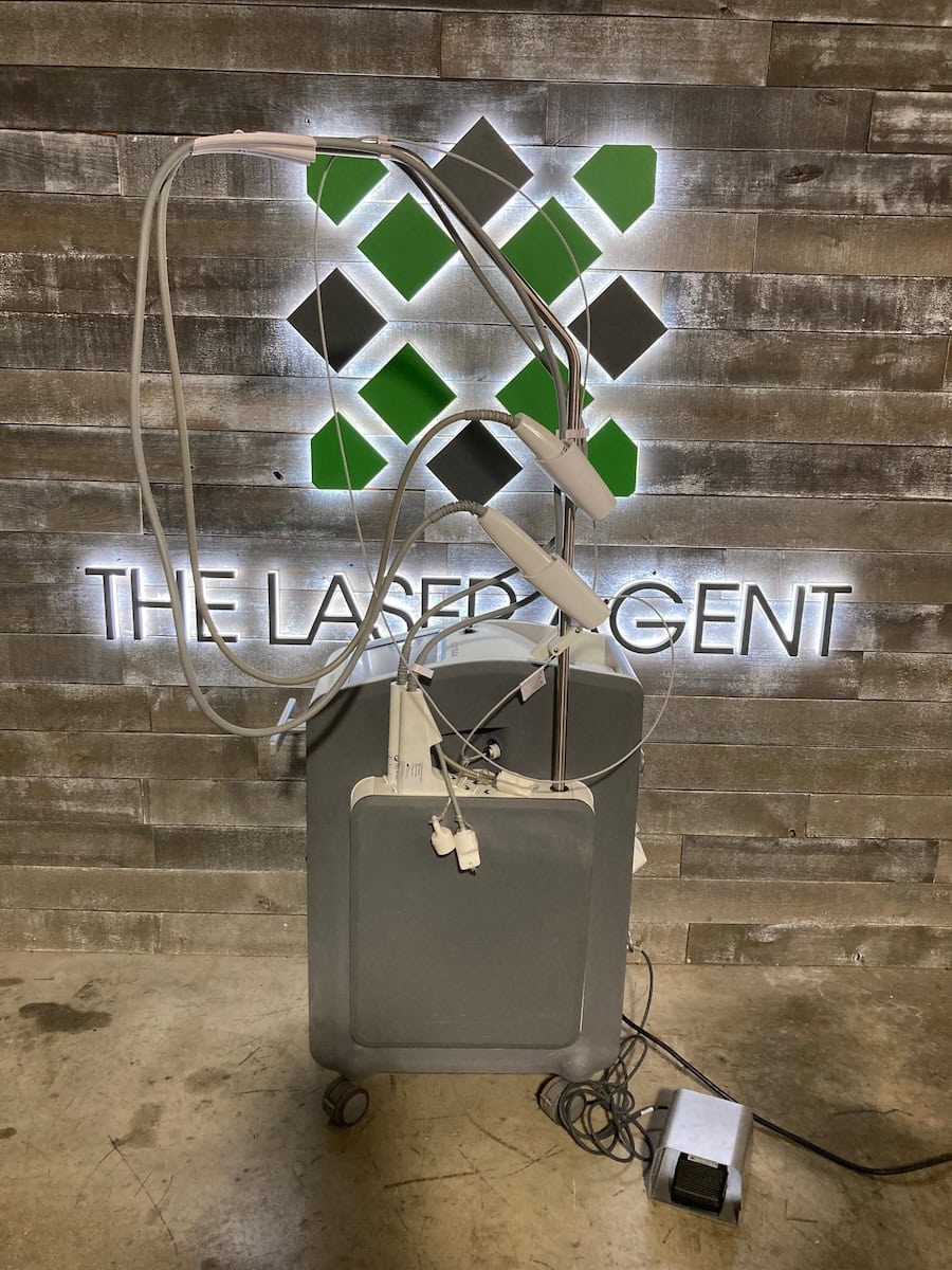 Aesthetic-device-with-cables-and-handpieces