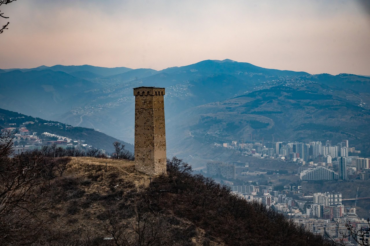 מגדל סוואן מעל רובע סאבורטאלו בצפון טביליסי