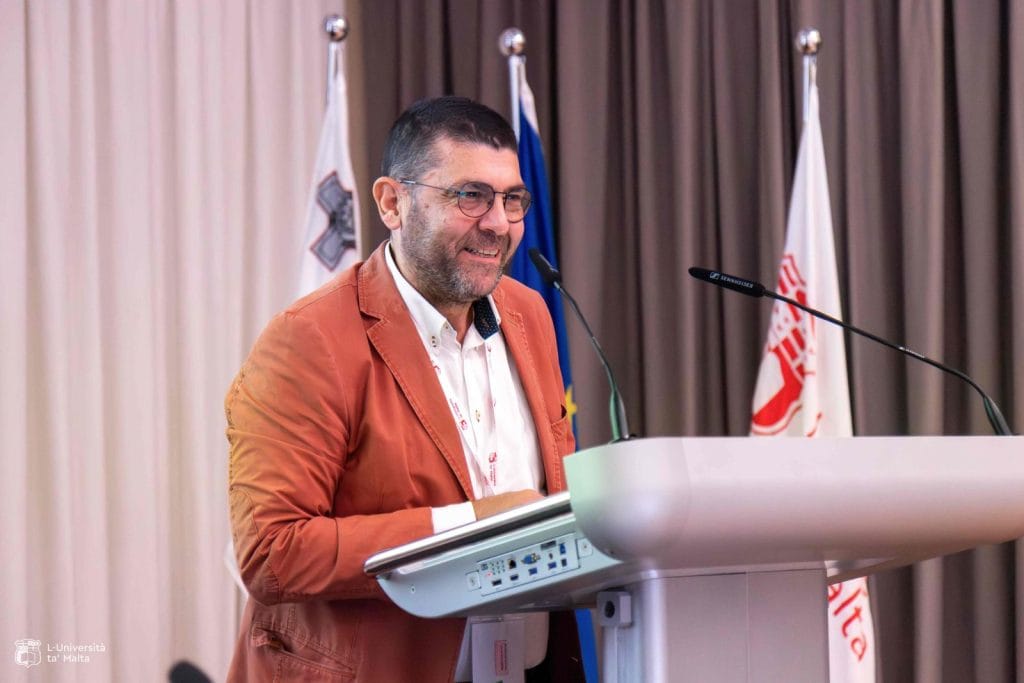 ο δρ ιωάννης φιλιππόπουλος δίνει κεντρική ομιλία στο malta 2025 (1)