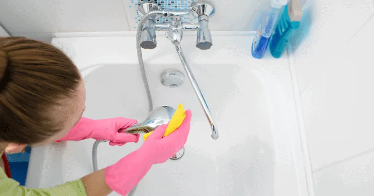 how to clean a bahtub