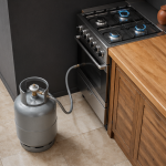 bouteille de gaz gris 13 kg raccordée en cuisine