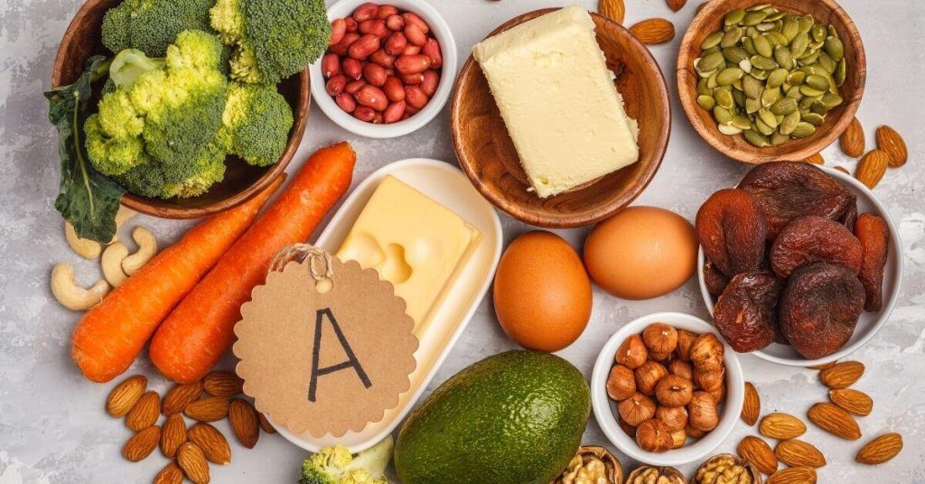 ein Tisch mit einer Auswahl an Lebensmitteln, darunter Eier, Nüsse, Käse und andere Lebensmittel