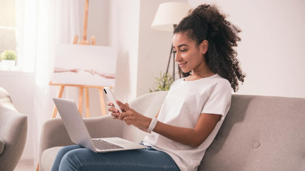 A young woman using Veriff's product via her smartphone.