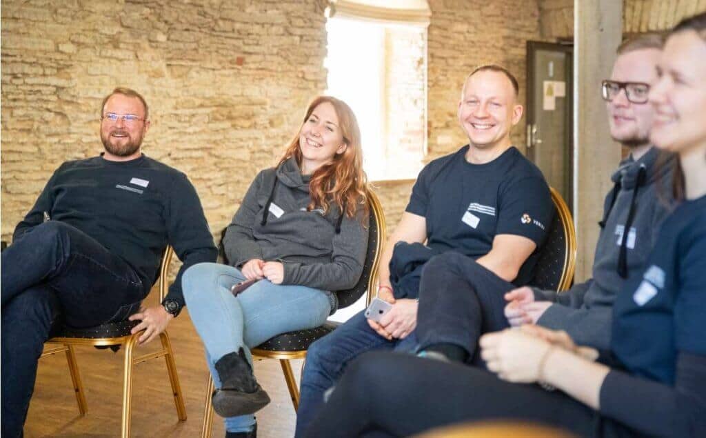 A equipe da Veriff se sentou rindo e conversando.