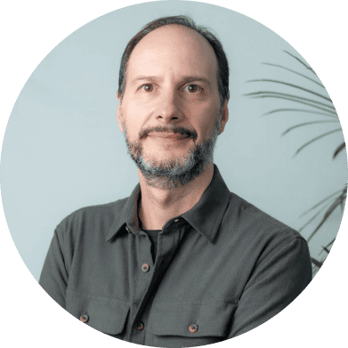 image of a man face looking to the front