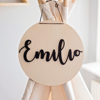 Personlig rund namnskylt i trä för barnrum