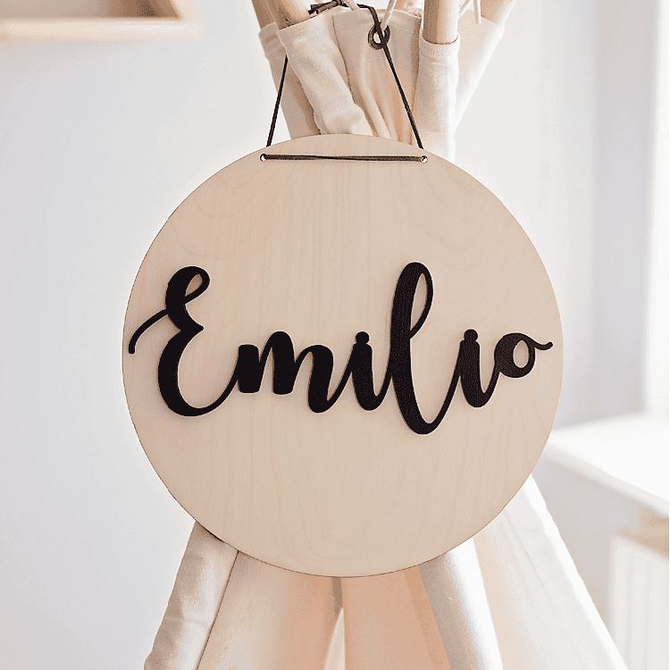 Personlig rund namnskylt i trä för barnrum