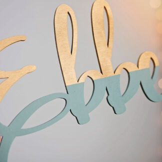 Personlig namnskylt i trä för barnrum