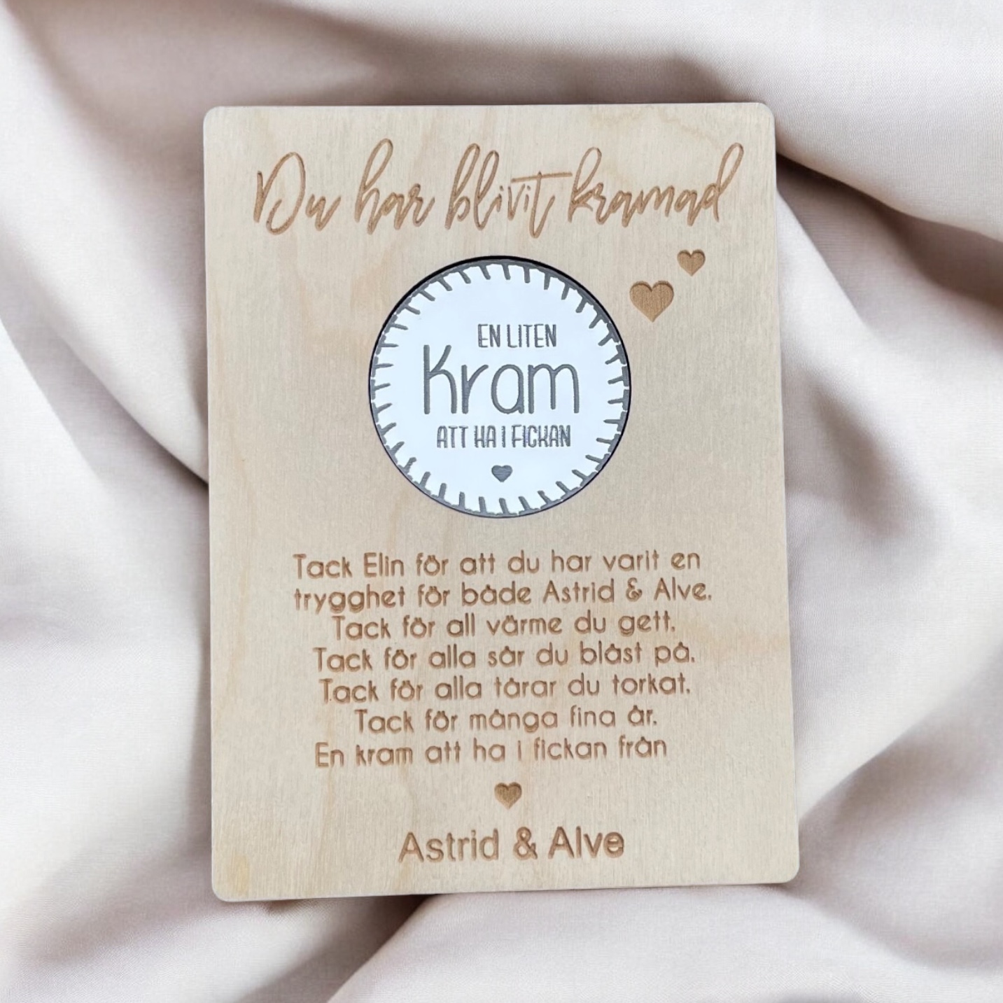 En liten kram + textbricka