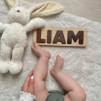 Personligt namnpussel i trä till barnrum