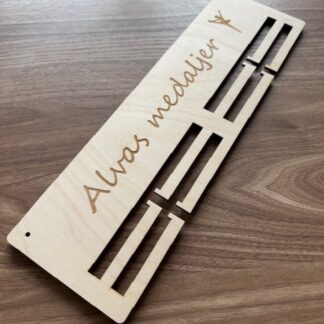 Personlig medaljhängare i trä med namn för sportmedaljer barnrum