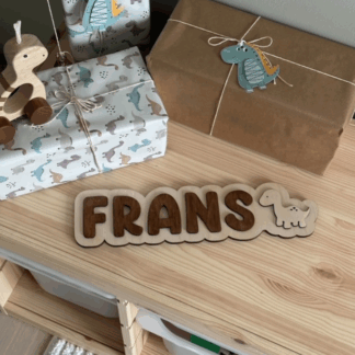 Personligt namnpussel i trä med figur