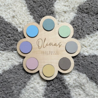 Personligt färgpussel i trä med namn