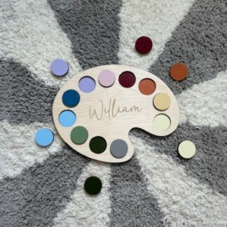 Personligt färgpussel i trä med namn till barnrum