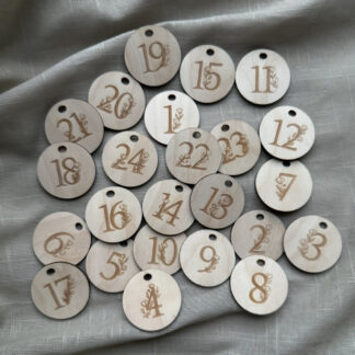 Runda trähängen med gravyr 1-24