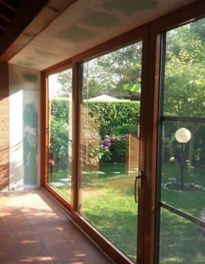 Prezzo finestre in legno e vetro per ambienti eleganti e isolanti.