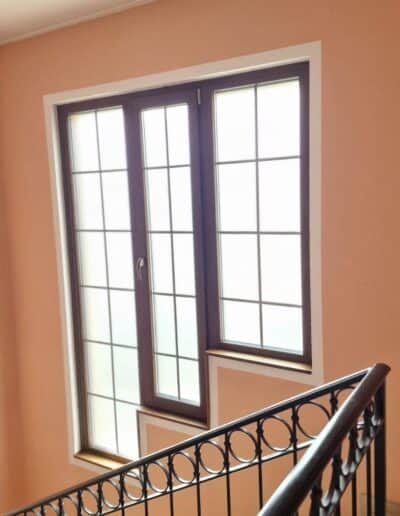 Finestra in PVC con design classico e battente, installata in un ambiente domestico.
