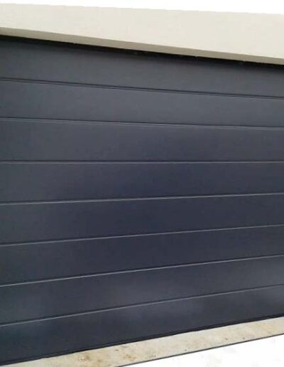 Porte sezionali in alluminio di alta qualità, installate da ZCM Serramenti.