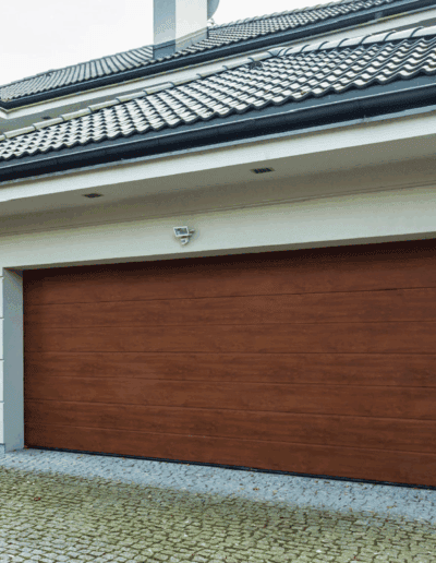 Puerta sezionale in legno con inclinazione moderna, perfetta per garage eleganti.