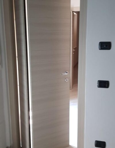 Porta a soffietto in legno naturale, ideale per ambienti moderni e funzionali.