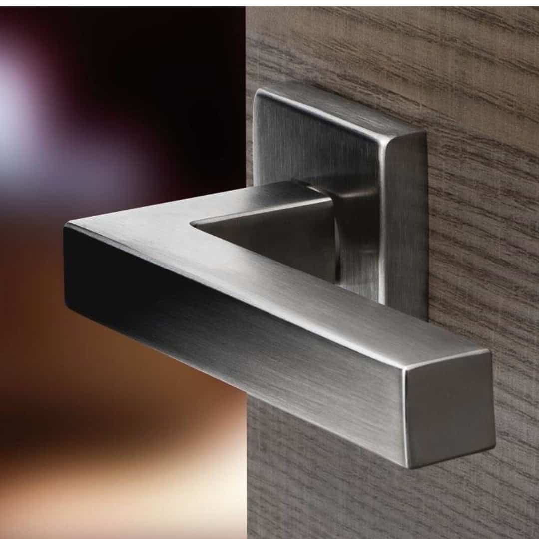 Maniglia moderna in acciaio satinato per porte e finestre, design elegante e resistente.