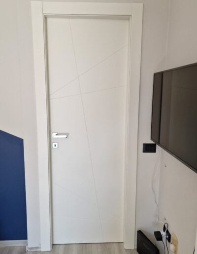 Porta interna moderna bianca con dettagli minimalisti e finiture di qualità.