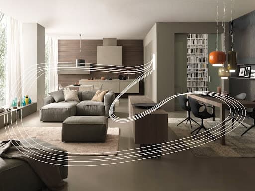 Ampia finestra scorrevole in soggiorno, infisso moderno in alluminio per abitazione elegante e luminosa.