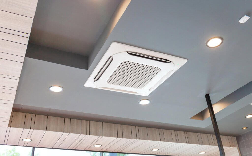 Climatizzatore a soffitto invisibile in ambiente moderno e luminoso.