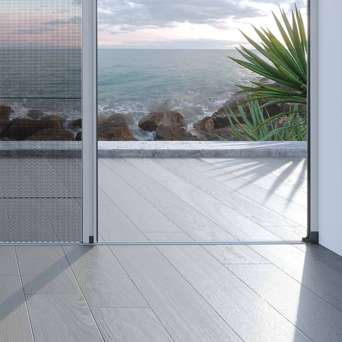 Finestra in alluminio con vista mare sulla terrazza, perfetta per la casa al mare.