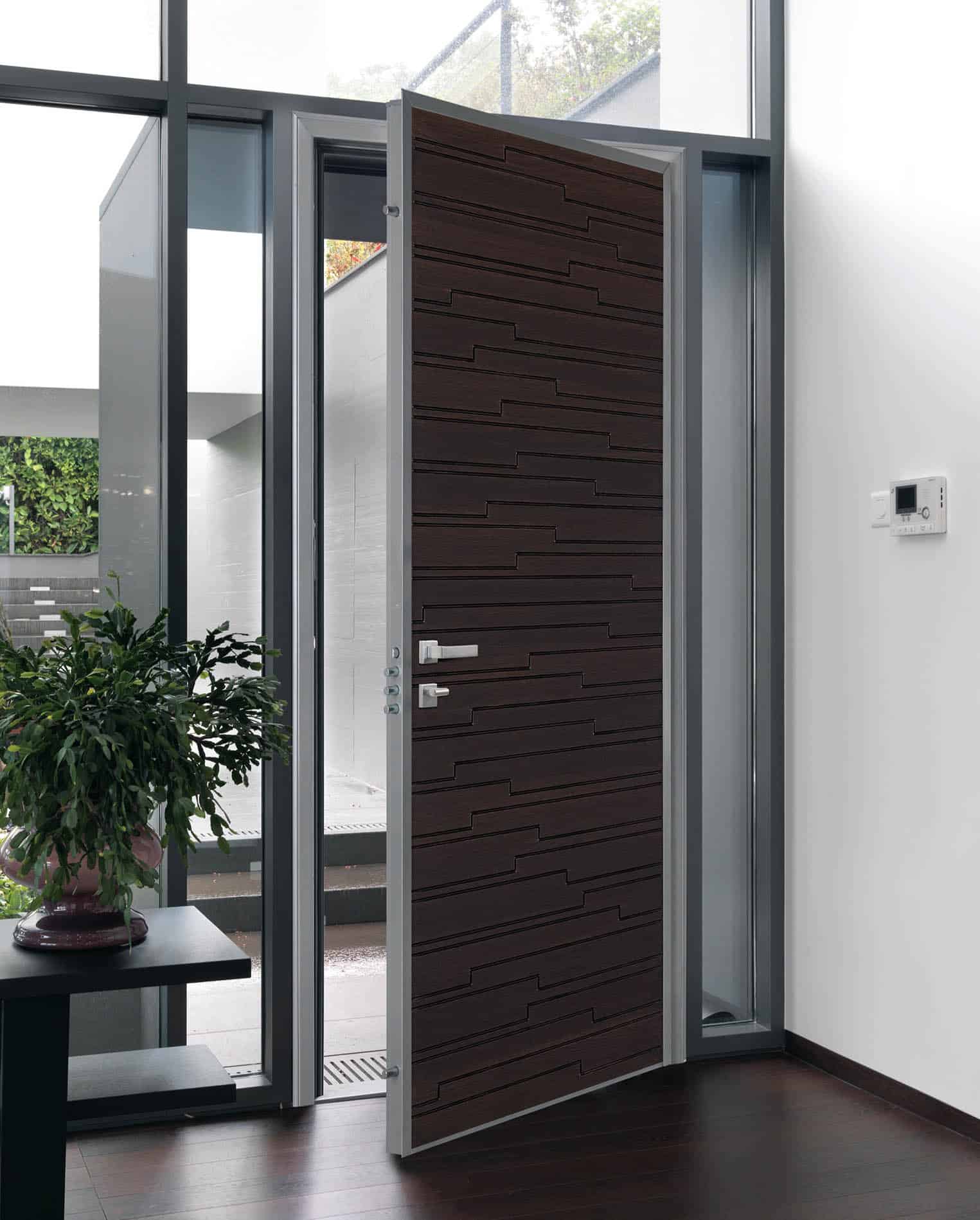 Finestra e porta in alluminio con portoncino blindato, isolamento termico e design moderno.