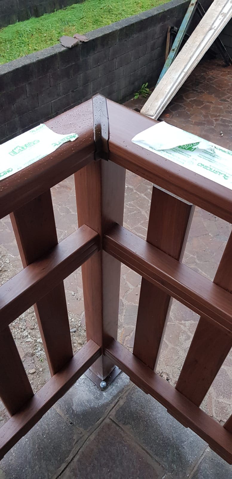 Maniglia in legno per infissi, dettaglio resistente e di alta qualità - ZCM Serramenti.