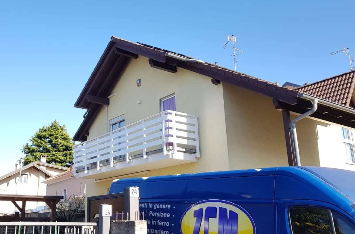 Serramenti in alluminio e PVC su casa moderna con balcone bianco, foto di qualità alta.