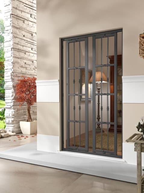 Serramento in ferro con grate di sicurezza per porte interne ed esterne.
