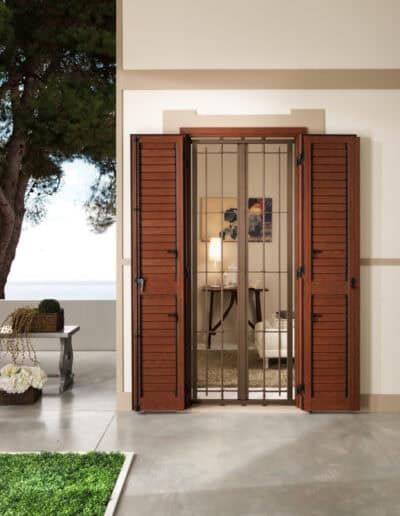 Finestra blindata con persiane in legno, sicurezza e design elegante.