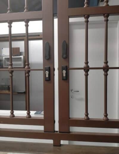 Serrature di sicurezza per cancello in ferro battuto, sistemi di apertura e chiusura personalizzati.