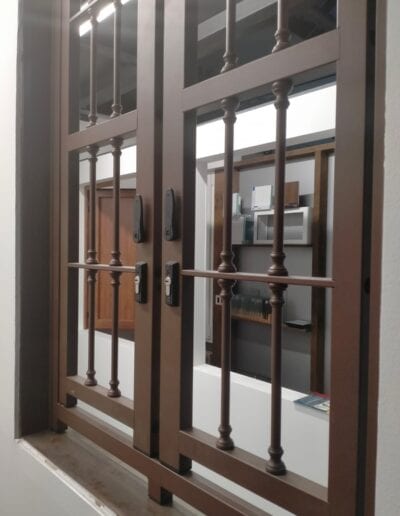 Serramenti in metallo con grate di protezione per sicurezza e stile.