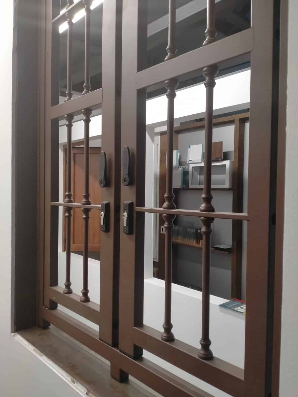 Serramenti in metallo con grate di protezione per sicurezza e stile.