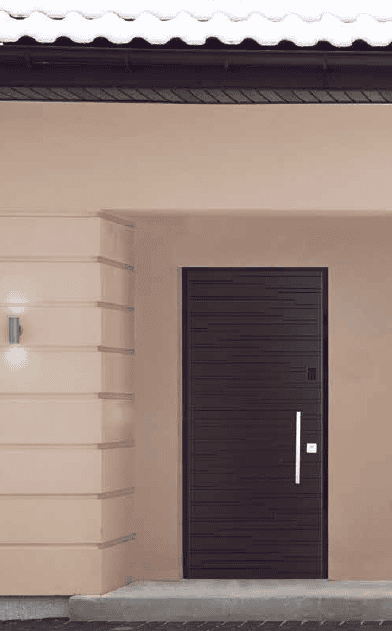 Porta blindata in legno scuro con maniglia moderna, installata nell’ingresso di una casa.