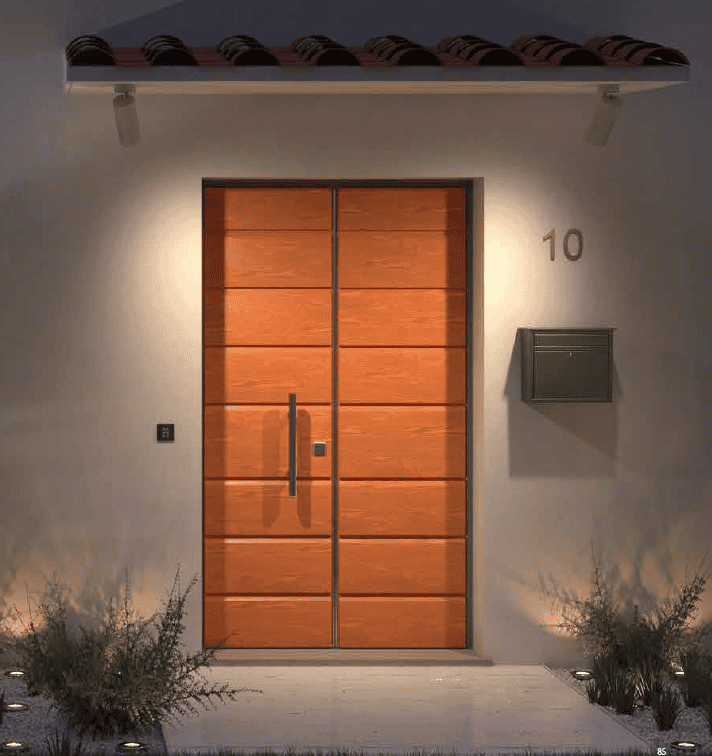 Porta in legno moderna con maniglia nera e illuminazione esterna elegante.