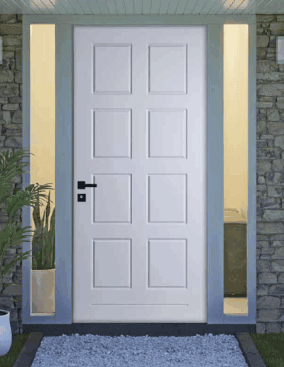 Porta bianca in stile moderno con cornice luminosa e pareti in pietra, portoncino resistente e di design.