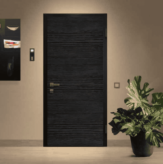 Elegante porta in legno scuro con maniglia moderna e sistema di sicurezza avanzato.