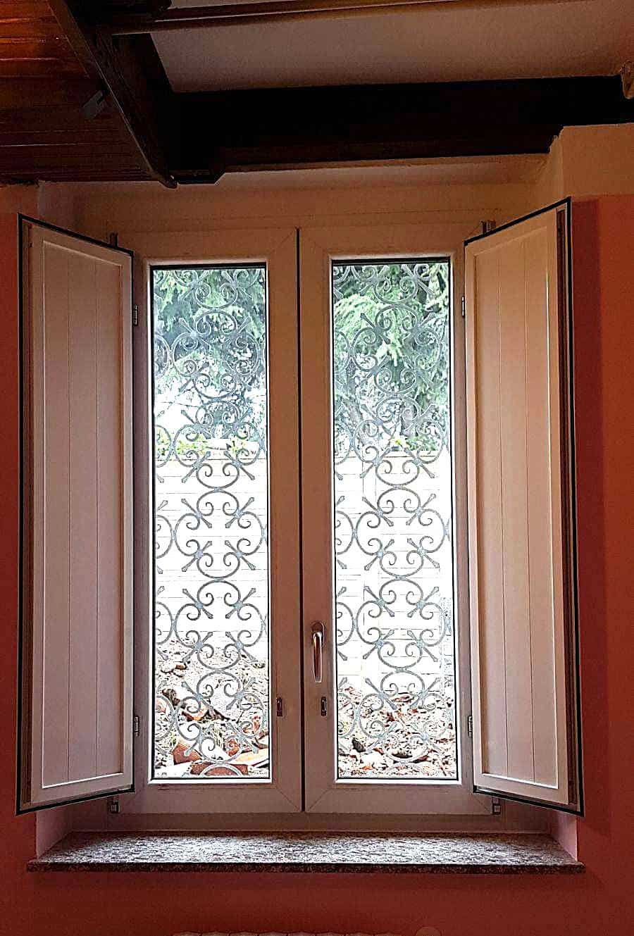 Vendita e installazione di infissi in PVC e alluminio, finestre con grate decorative.