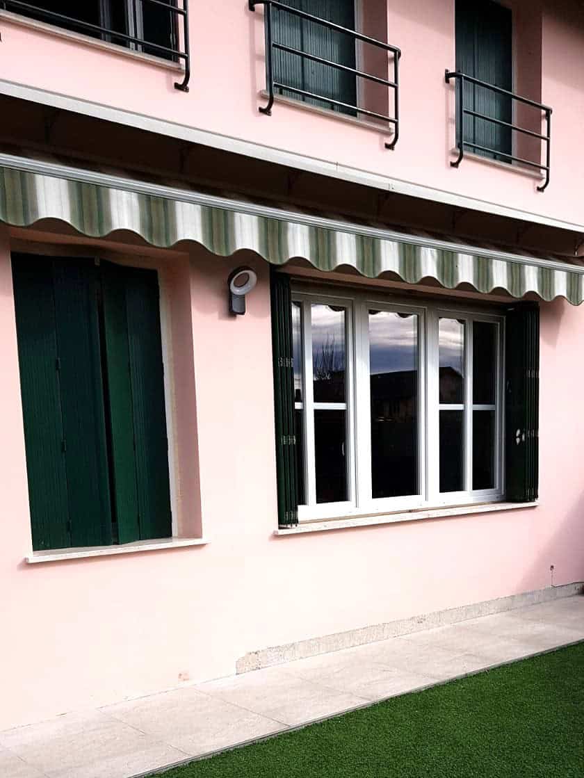 Serramenti in PVC con finestra scorrevole e persiana Verde, per rinnovare la casa.
