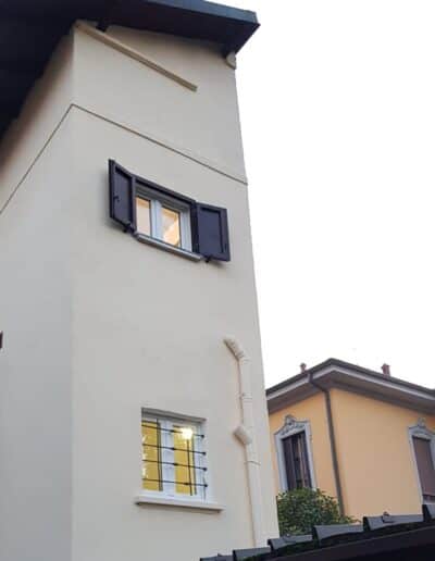 Finestra con persiana a battente installata su edificio residenziale.