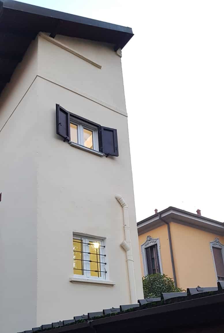Finestra con persiana a battente installata su edificio residenziale.