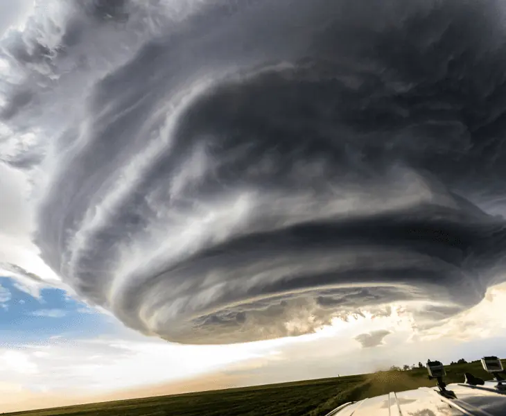 highlighting differences between funnel cloud and tornado