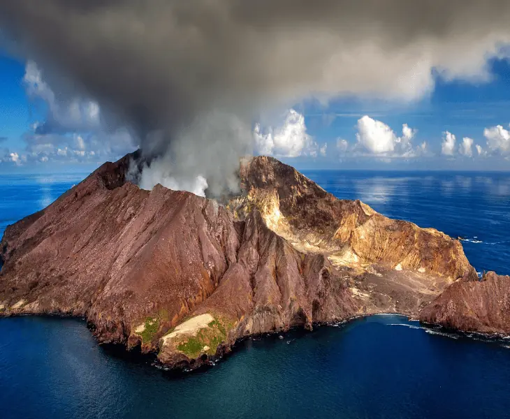 volcanoes formation at divergent boundaries